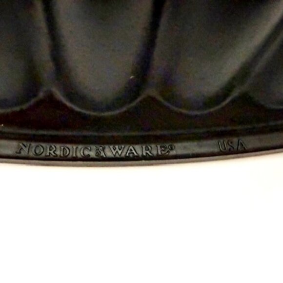 Nordic Ware Black Quilted Heart Baking Pan Aluminum 10 Cups - Picture 5 of 6